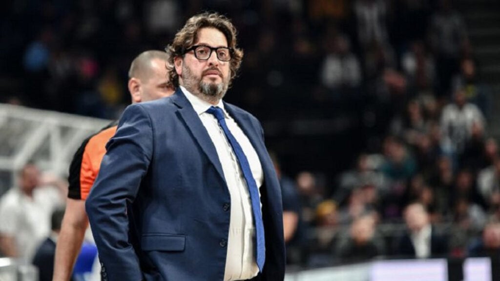 Baskonia cortó a Galbiati en un día de sacudón total y ya suena Perasovic como bombero