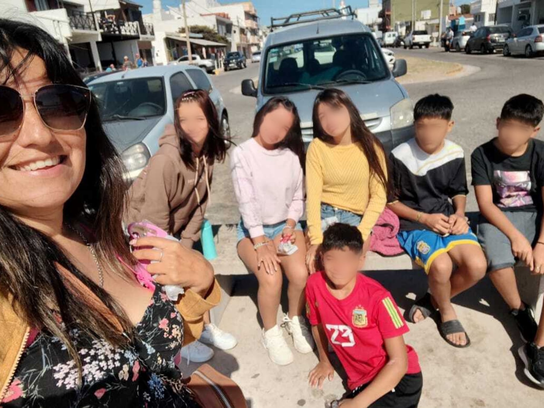 Empezó cuidando a dos en el aula, terminó siendo mamá de siete: la historia de María Laura en primera persona