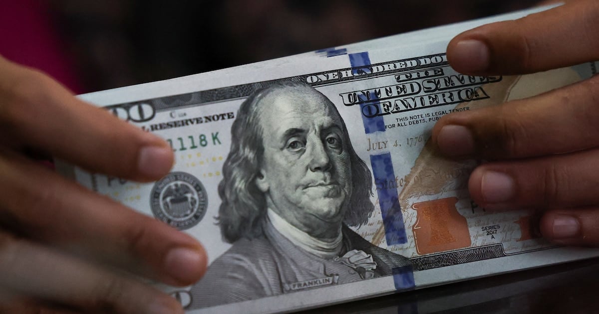 El peso se desinfla más rápido que el dólar: con $1.535 en ventanilla, los ahorros perdieron un tercio de su poder de compra en un año