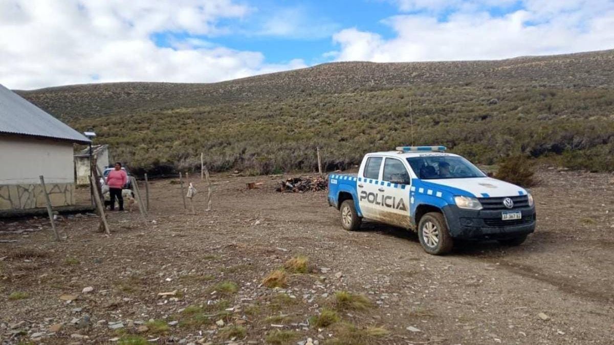 La odisea de una madre y sus tres hijos varados siete días en la meseta neuquina: doce kilómetros de barro para volver a comer