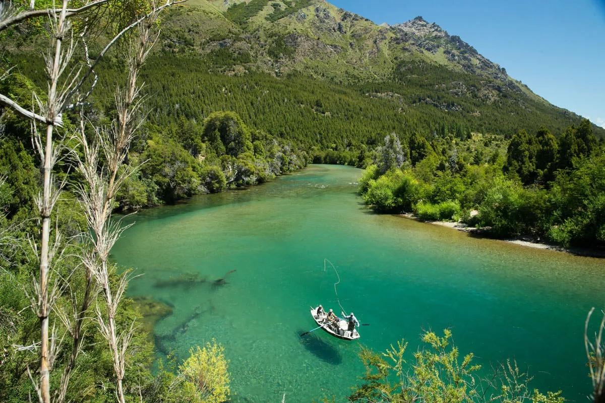 Neuquén ya vende los permisos para la nueva temporada de pesca: cuánto sale y quiénes pescan gratis