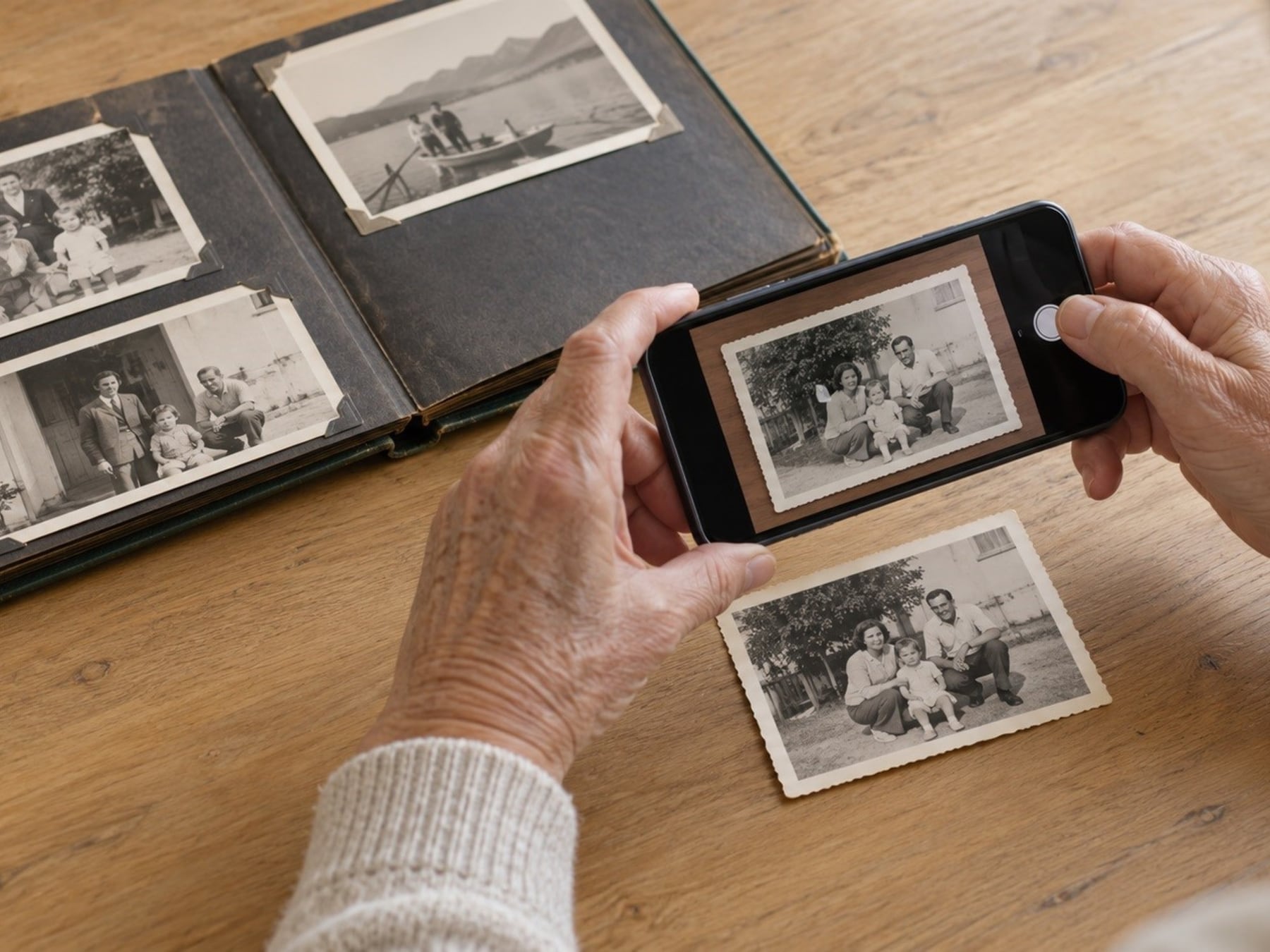 Del cajón al teléfono: cómo pasar las fotos del álbum familiar a un archivo digital que no se pierda