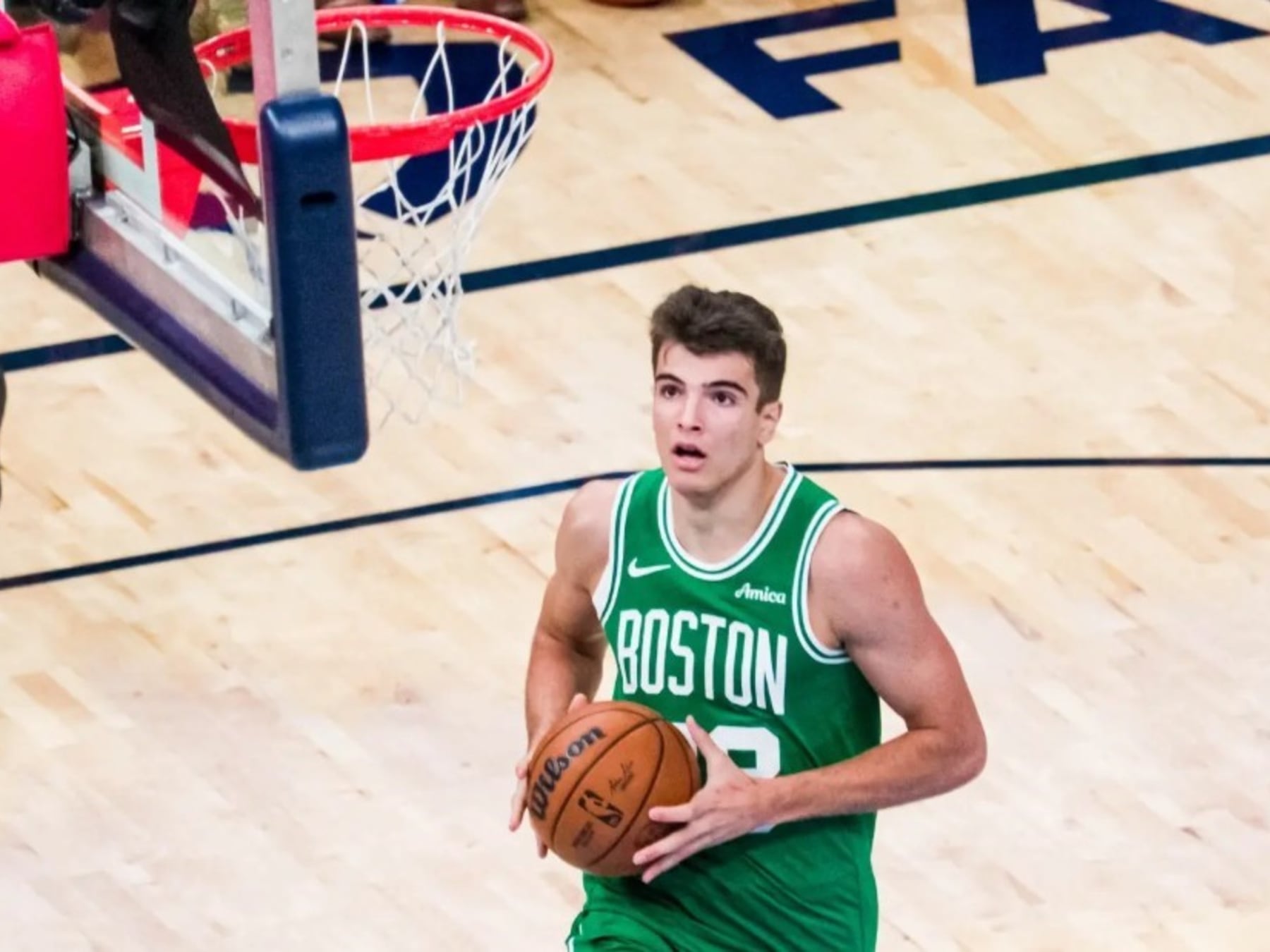 Hugo González se mandó siete pasos en plena NBA y los árbitros miraron para otro lado