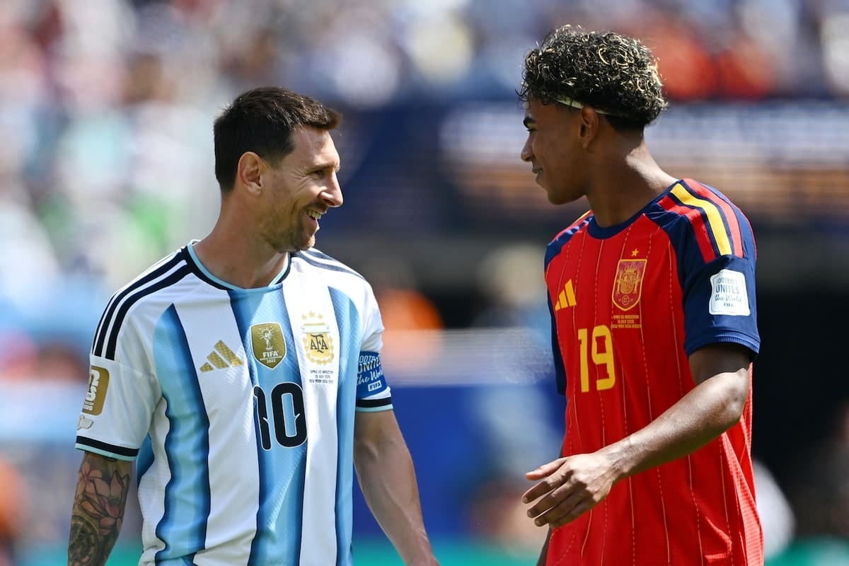 Luis Enrique le esquivó a la comparación con Messi como quien le saca el cuerpo a un tackles en el barro