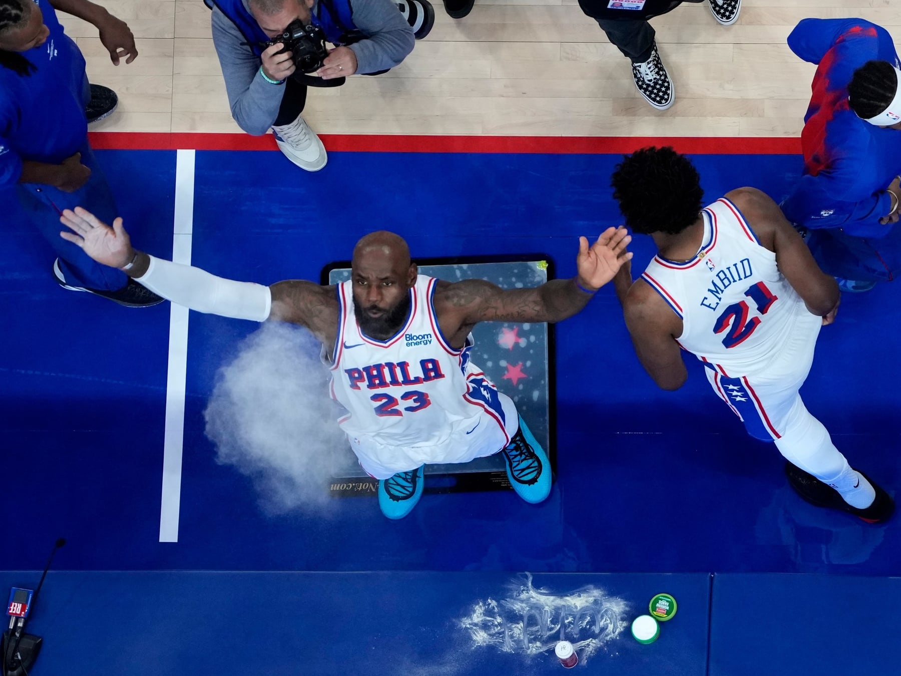 La NBA abre sus puertas con LeBron en Philadelphia y Nueva York con la corona encima