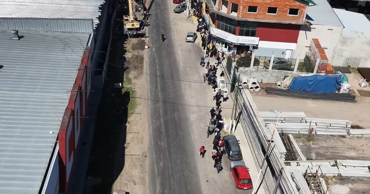 Diez cuadras de fila por cuarenta puestos: el rostro visible de la informalidad estructural en el sur del conurbano