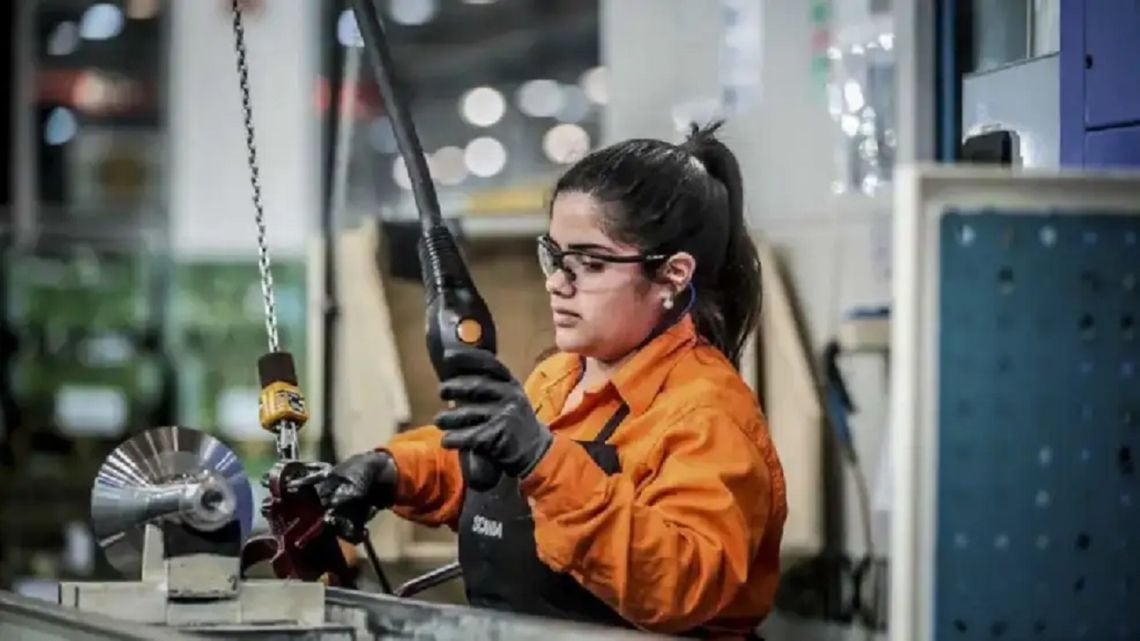La actividad económica avanzó apenas en agosto y dejó intacta la caída de julio