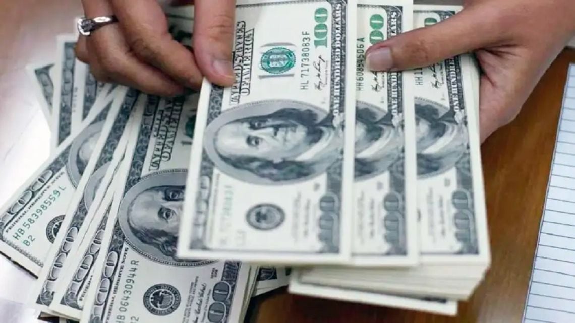 El dólar oficial llegó a $1.550 y reduciendo la brecha con el blue