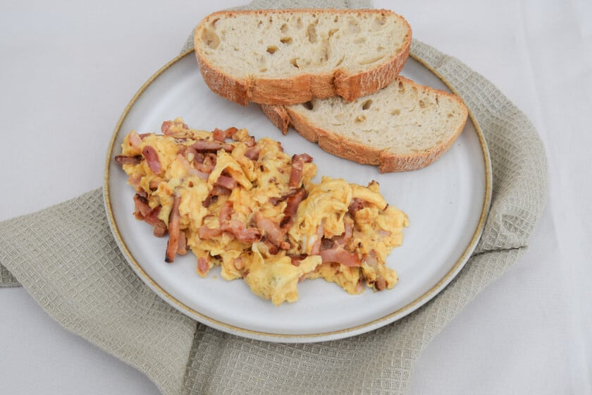 El secreto de unos huevos revueltos cremosos con bacon