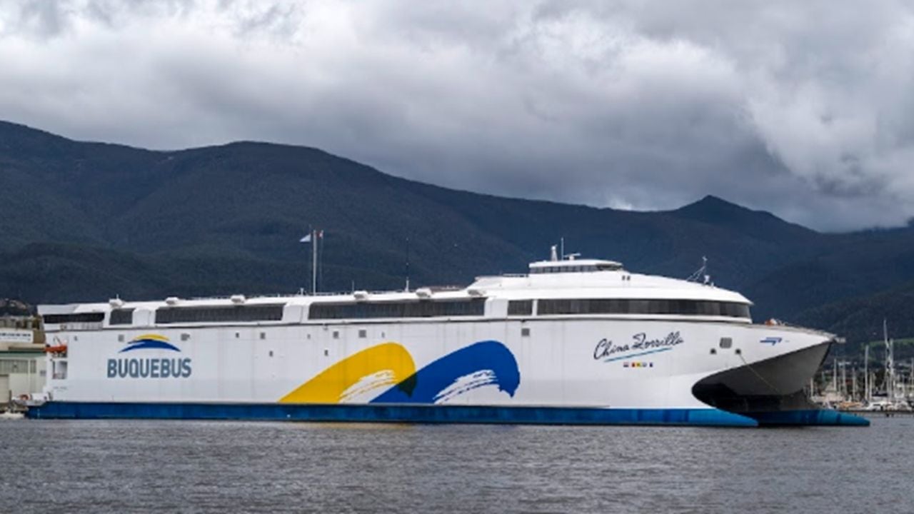Un catamarán a baterías inauguró sus viajes entre Buenos Aires y Colonia
