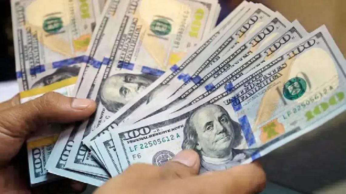 El dólar informal avanzó y la semana comenzó con distintas referencias por encima de los 1.670 pesos