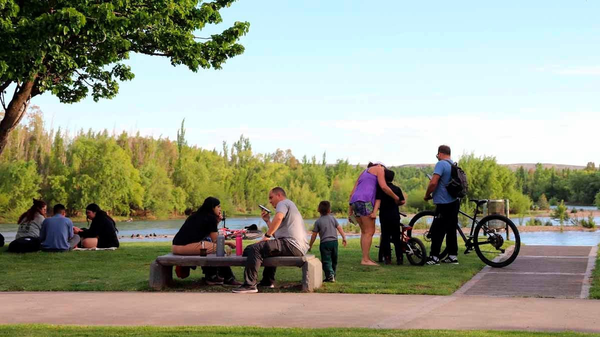 Sol, río y tardes al aire libre: el Paseo Costero reúne a los neuquinos