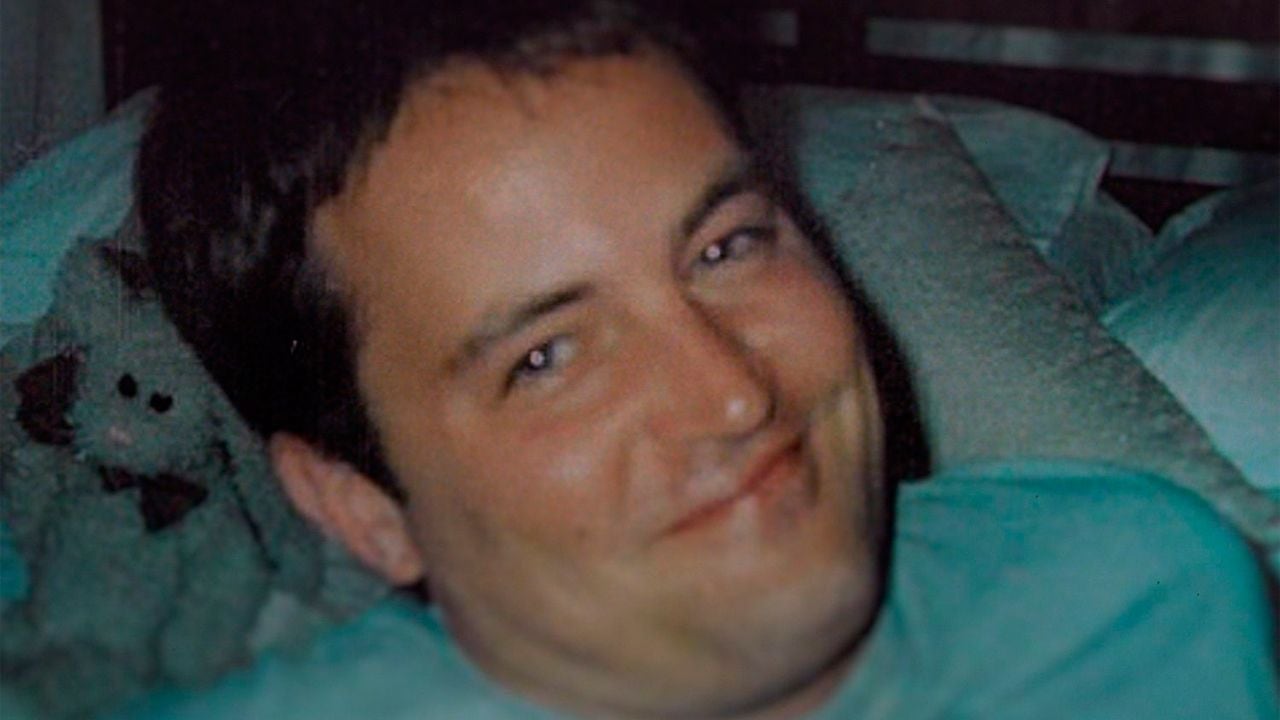 La vida de Matthew Perry, entre la fama y la adicción, llega a Netflix en tres episodios